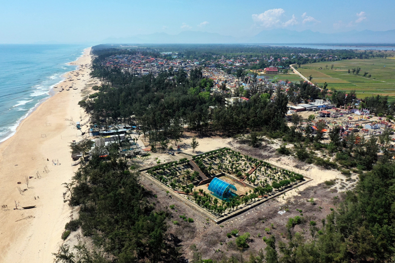 Tháp Chăm Phú Diên nằm cạnh bờ biển.