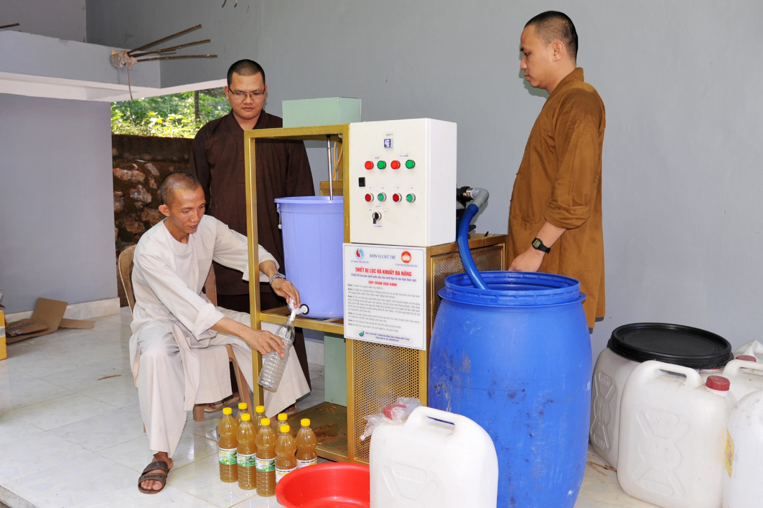 Quy trình chiết xuất nước rửa chén sinh học từ máy lọc khuấy đa năng ở chùa Bảo Lâm