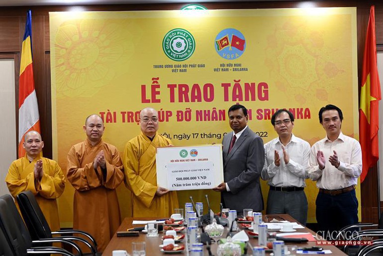 Hòa thượng Thích Thanh Nhiễu trao bảng tượng trưng số tiền 500 triệu đồng của GHPGVN đến Đại sứ Sri Lanka tại Việt Nam Prasanna Gamaget