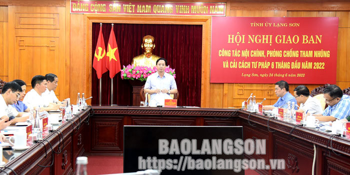 Đồng chí Hoàng Văn Nghiệm, Phó Bí thư Thường trực Tỉnh uỷ, Trưởng Đoàn ĐBQH tỉnh, Trưởng Ban chỉ đạo CCTP tỉnh phát biểu tại hội nghị.