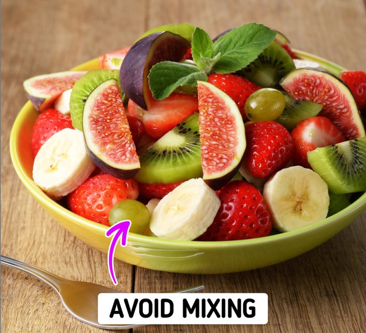 Thói quen ăn uống trộn các loại trái cây với nhau có thể ảnh hưởng đến dạ dày của bạn. Ảnh: Bright Side