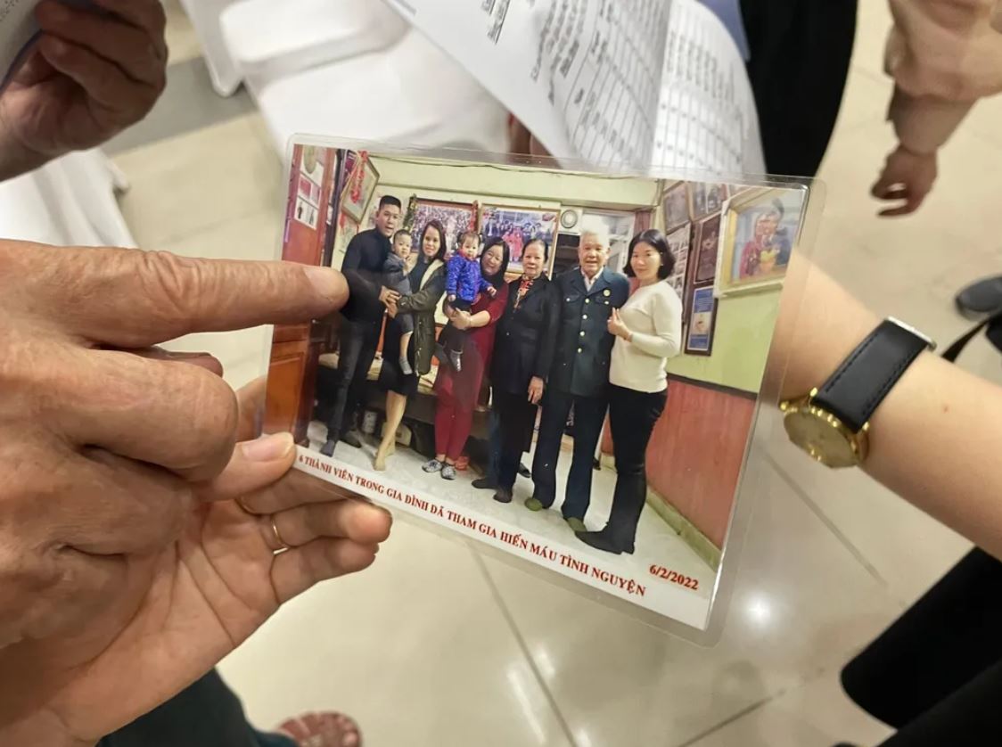 Ông Lê Đình Duật tự hào khoe tấm ảnh chụp cả gia đình hiến máu của mình. Ảnh: Quốc Toàn.