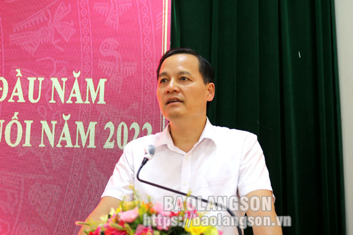 Đồng chí Phùng Quang Hội, Ủy viên Ban Thường vụ Tỉnh ủy, Trưởng Ban Tuyên giáo Tỉnh ủy phát biểu tại hội nghị