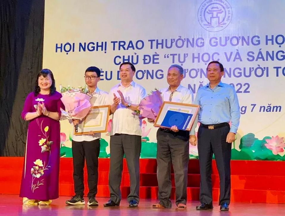 Ông Nguyễn Huy Kỳ (thứ hai từ phải sang) nhận khen thưởng của Hội Khuyến học TP Hà Nội về tinh thần học tập suốt đời (Ảnh: Nam Du).