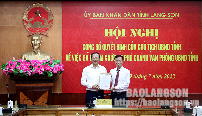Đồng chí Dương Xuân Huyên, Phó Chủ tịch Thường trực UBND tỉnh trao Quyết định bổ nhiệm Phó Chánh Văn phòng UBND tỉnh cho đồng chí Vũ Quang Khánh