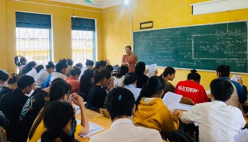 Cô Đinh Thị Thái Hà hỗ trợ ôn tập miễn phí cho học sinh Trường THPT Mường Chiềng.