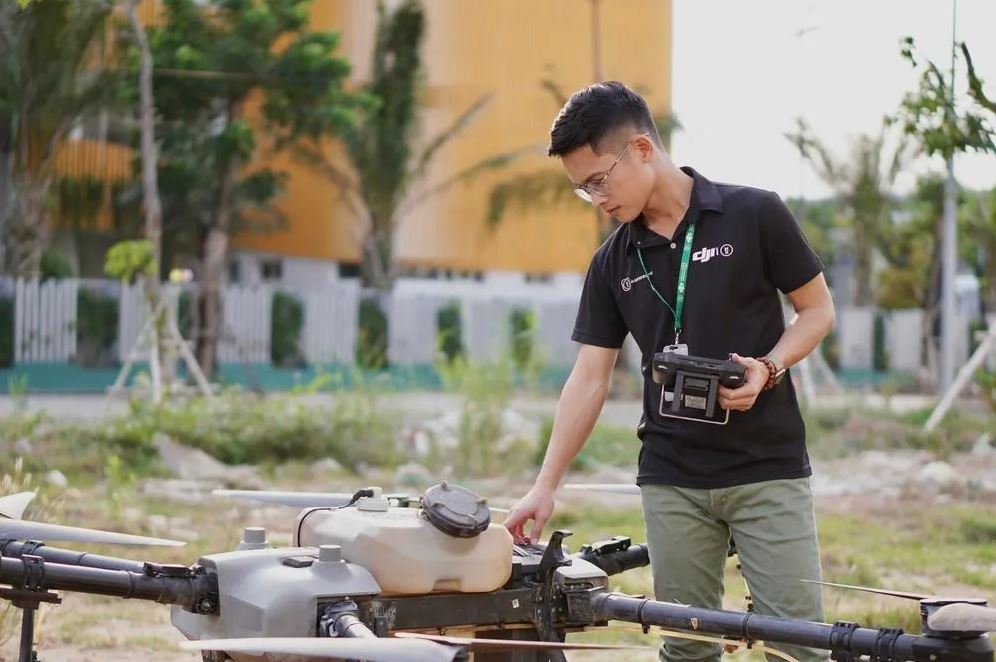 Chàng trai kỹ sư đưa máy bay phun thuốc trừ sâu 'phủ' khắp các cánh đồng Việt Nam