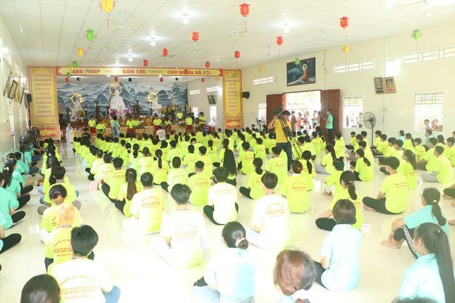 Hơn 200 bạn trẻ tham dự khóa tu mùa hè “Sống biết nhìn lại” lần V tại chùa Giác Nguyên