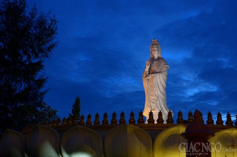 Tôn tượng Bồ-tát Quán Thế Âm trang nghiêm trong khuôn viên chùa Huê Nghiêm (Q.2, TP.HCM) - Ảnh: Bảo Toàn