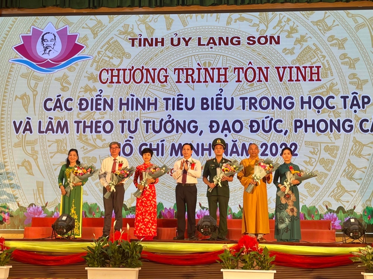 Lạng Sơn: Thượng tọa Thích Quảng Truyền được tôn vinh trong chương trình tôn vinh các điển hình tiêu biểu trong học tập và làm theo tư tưởng, đạo đức, phong cách Hồ Chí Minh