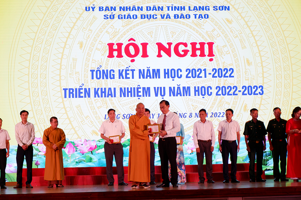 Lạng Sơn: Thượng tọa Thích Quảng Truyền, Đại đức Thích Bản Chung nhận kỷ niệm chương Vì sự nghiệp giáo dục
