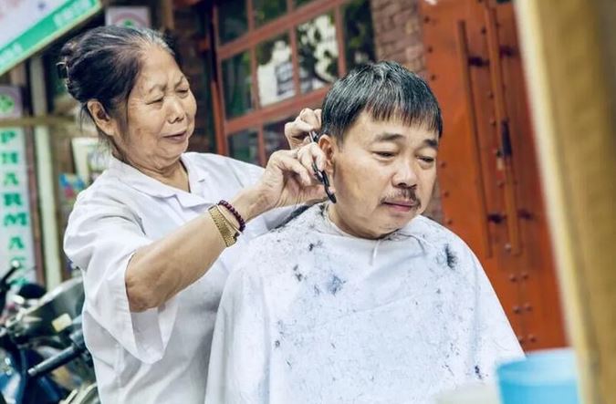 Cụ bà 83 tuổi hơn 60 năm cắt tóc vỉa hè Hà Nội
