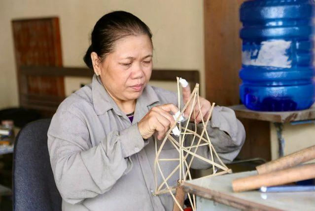 Nghệ nhân Nguyễn Thị Tuyến là người duy nhất tại làng Hậu Ái còn gắn bó với nghề làm đồ chơi Trung thu truyền thống.