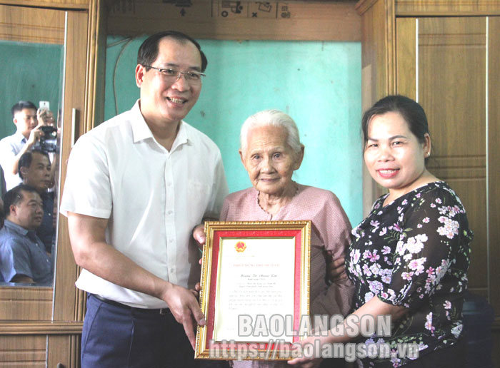 Đồng chí Phó Chủ tịch Thường trực UBND tỉnh trao quà mừng thọ của Chủ tịch nước cho cụ Hoàng Thị Phùng Kim