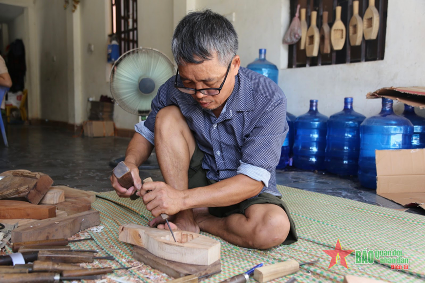 Ông Trần Văn Bản - người duy nhất của làng mộc Thượng Cung còn giữ nghề làm khuôn bánh Trung thu.