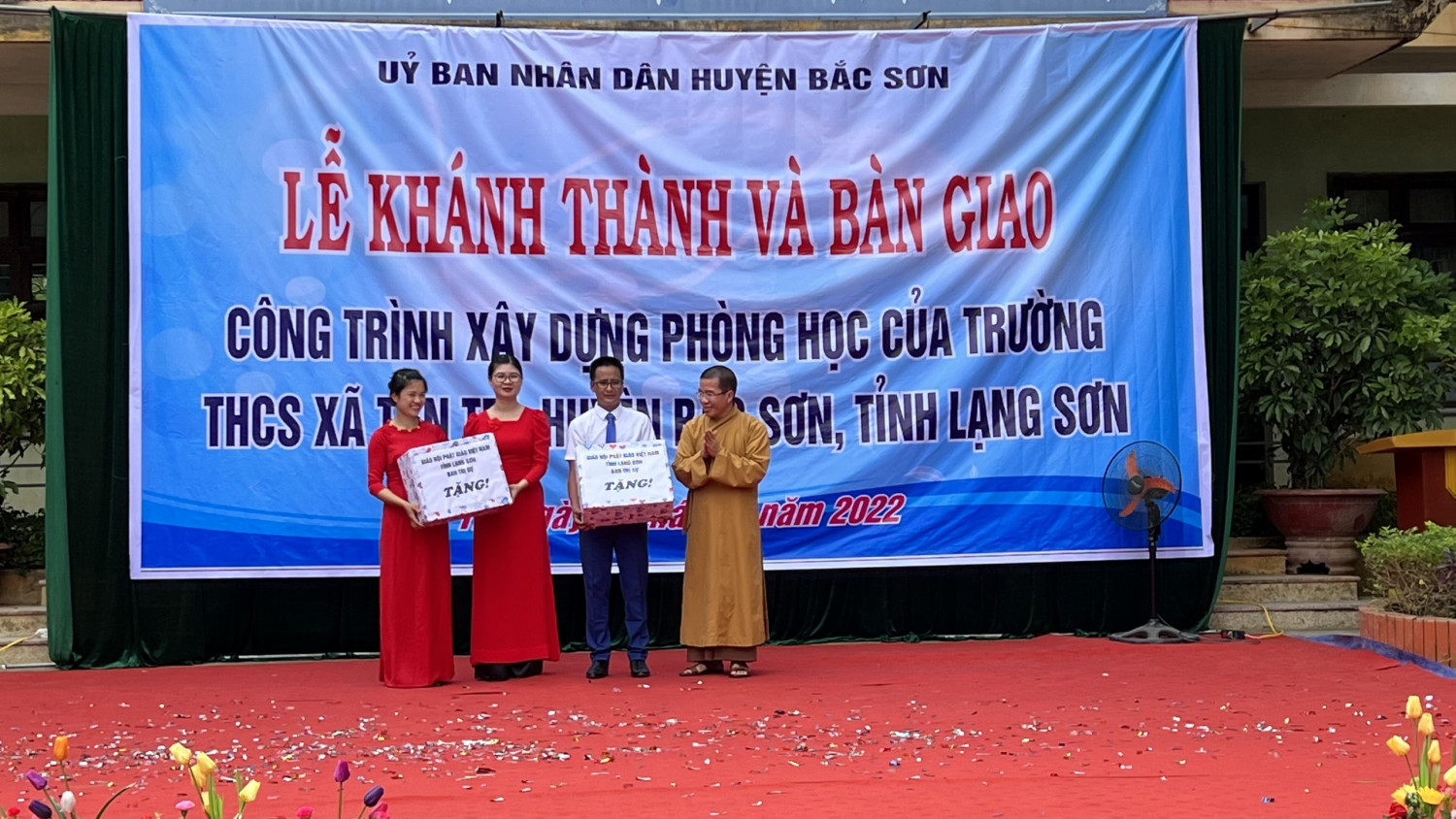 Lạng Sơn: Ban Trị sự Phật giáo tỉnh trao tặng học bổng cho các hoc sinh trường THCS xã Tân Tri, huyện Bắc Sơn