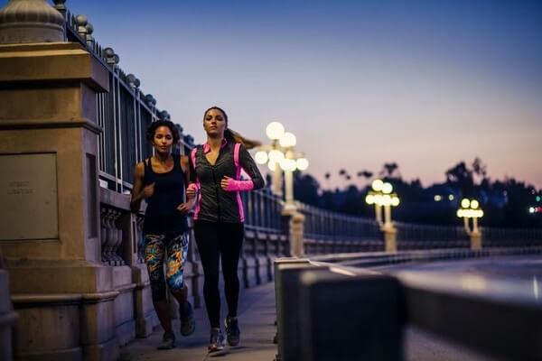 7 lợi ích bất ngờ của việc đi bộ buổi tối đối với sức khoẻ