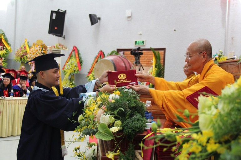 Hòa thượng Viện trưởng Thích Hải Ấn trao phát văn bằng Cử nhân Phật học đến Tăng Ni sinh tốt nghiệp tại buổi lễ.