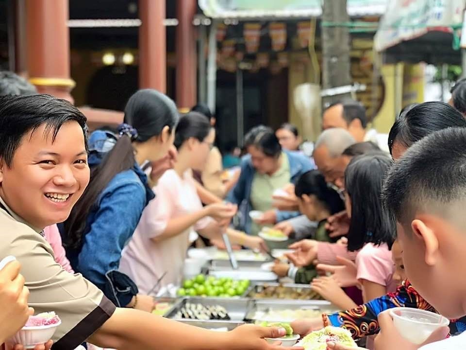 La Thành Đệ phát những bữa ăn miễn phí tại chùa