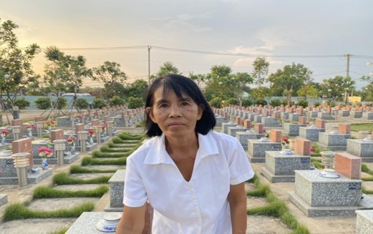 Bà Nguyễn Thị Ngọc Hiệp - người đều đặn nhang khói hai lần mỗi ngày tại nghĩa trang liệt sĩ huyện Hóc Môn trong hơn 40 năm qua