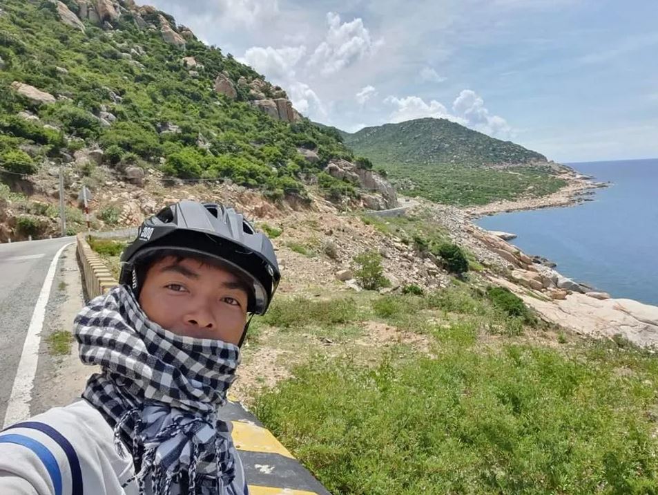 Anh Trần Việt Dương, 26 tuổi, đang đạp xe xuyên Việt lần hai. Ảnh: NVCC