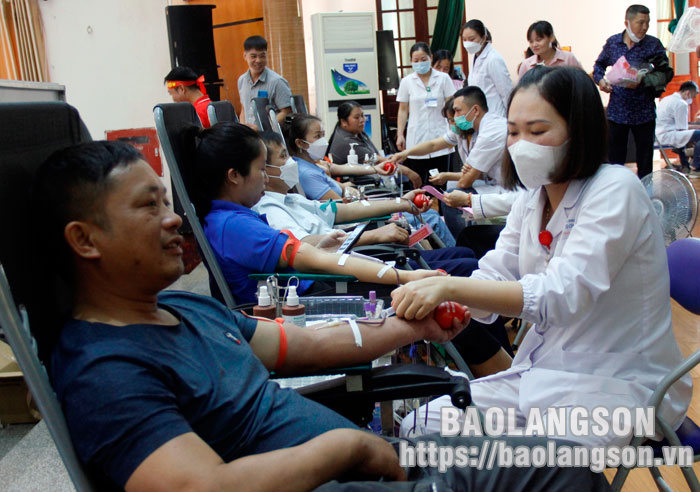 Các tình nguyện viên huyện Tràng Định tham gia hiến máu tại ngày hội