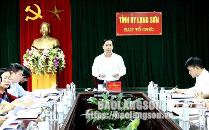 Đồng chí Hoàng Văn Nghiệm, Phó Bí thư Thường trực Tỉnh ủy phát biểu tại hội nghị