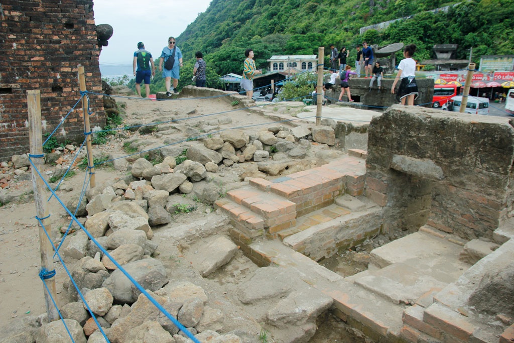 Tại di tích quốc gia Hải Vân quan, các chuyên gia khảo cổ đã phát hiện nhiều công trình cổ mang tính lịch sử