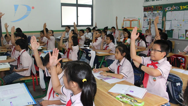 Giơ tay xin phép trước khi trả lời câu hỏi cũng là một biểu hiện nhỏ của chữ Lễ trong lớp học