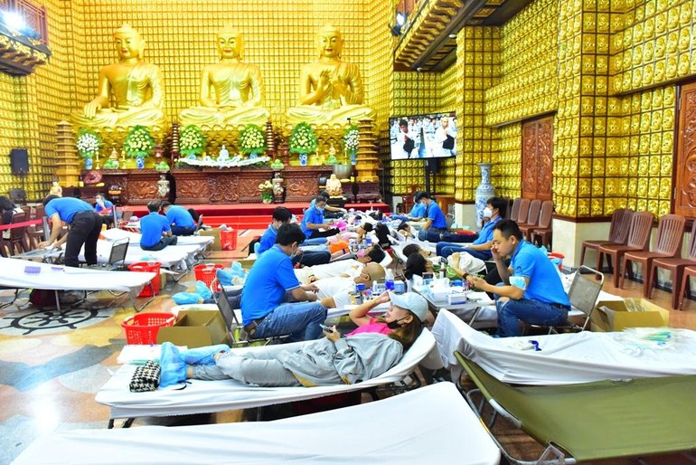 Tăng Ni, Phật tử hiến máu nhân đạo tại chùa Giác Ngộ (quận 10)