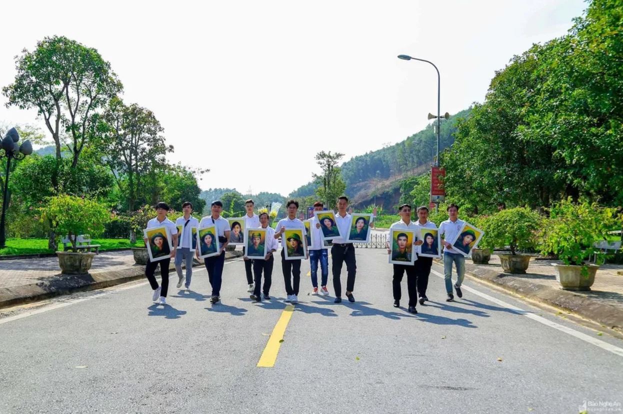 Các thành viên nhóm “Team Lee” phục chế ảnh màu của các liệt sĩ để tặng Khu Di tích Quốc gia Truông Bồn. Ảnh: Đình Tuyên