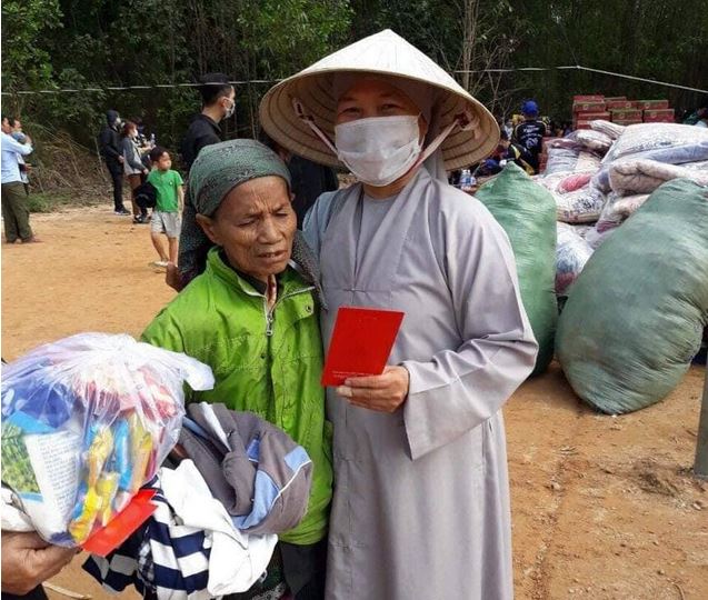 Sư cô Huệ Nghĩa trong một chuyến tặng quà ở huyện A Lưới, Thừa Thiên Huế
