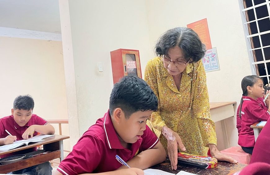 Cô giáo Nguyễn Thị Ba tận tình chỉ dẫn kiến thức cho học sinh trong lớp học. Ảnh: THUẬN UYÊN