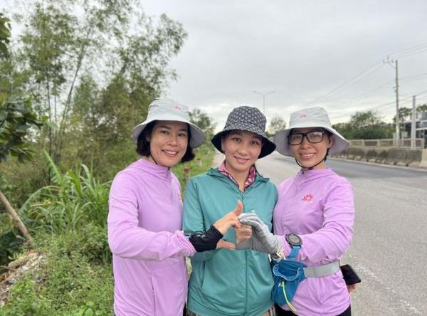 Hai người bạn tri kỷ Cù Thị Bích Ngọc và Vũ Thị Như Quỳnh (áo tím) với hành trình 74 ngày đi bộ xuyên Việt gây quỹ cho trẻ mồ côi.