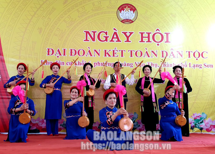 Nhân dân khối 6, phường Hoàng Văn Thụ biểu diễn văn nghệ chào mừng ngày hội đại đoàn kết