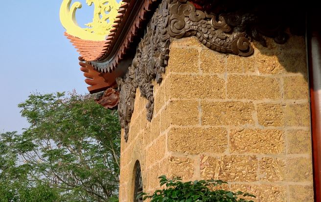 Ngôi chùa độc đáo được xây dựng hoàn toàn bằng đá ong