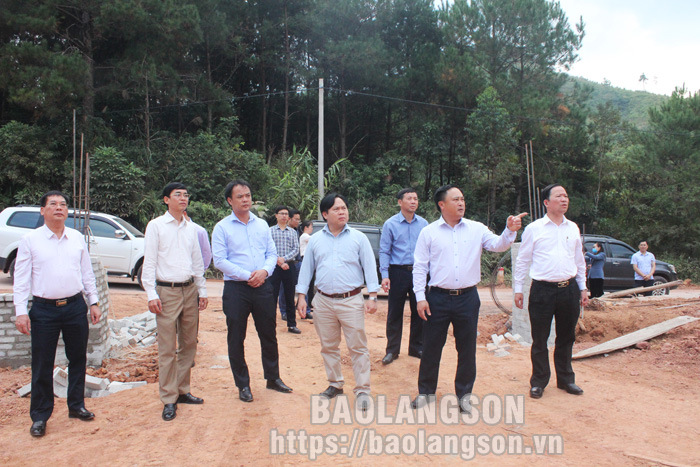 Đồng chí Lương Trọng Quỳnh, Phó Chủ tịch UBND tỉnh cùng đoàn công tác kiểm tra thực tế công trình xây dựng cơ sở hạ tầng trên địa bàn xã Tam Gia