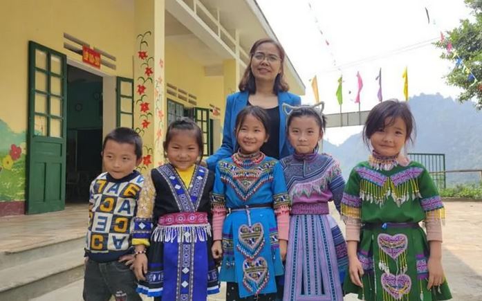 Cô giáo Vũ Thị Hiền và các học trò tại thôn Vả Thàng