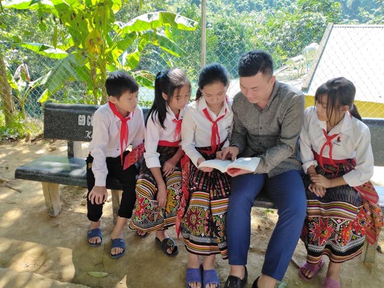Thầy giáo Lữ Đức Báu với các em học sinh trường PTDTBT, THCS Hữu Khuông.