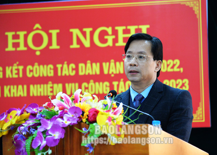 Đồng chí Hoàng Văn Nghiệm, Phó Bí thư Thường trực Tỉnh ủy, Trưởng Đoàn đại biểu Quốc hội tỉnh phát biểu tại hội nghị