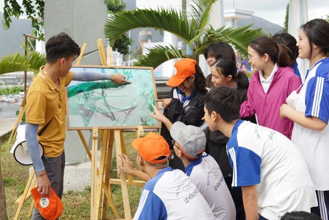 Giới trẻ xem triển lãm ảnh "Biển xanh Côn Đảo - Gìn giữ cho muôn đời sau" (Ảnh: BTC).