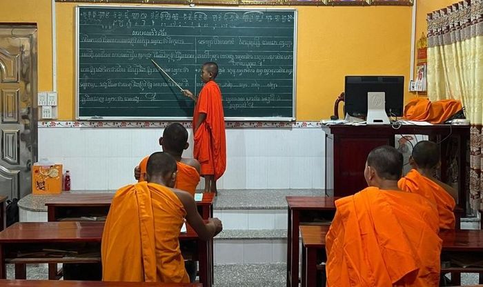 Sư Thonl dạy chữ Khmer cho các sư vào chùa tu trả hiếu. Ảnh: TG