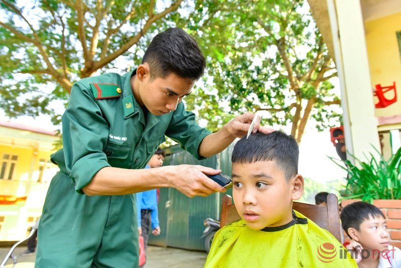 'Tiệm cắt tóc di động' miễn phí nơi biên giới của những người lính biên phòng