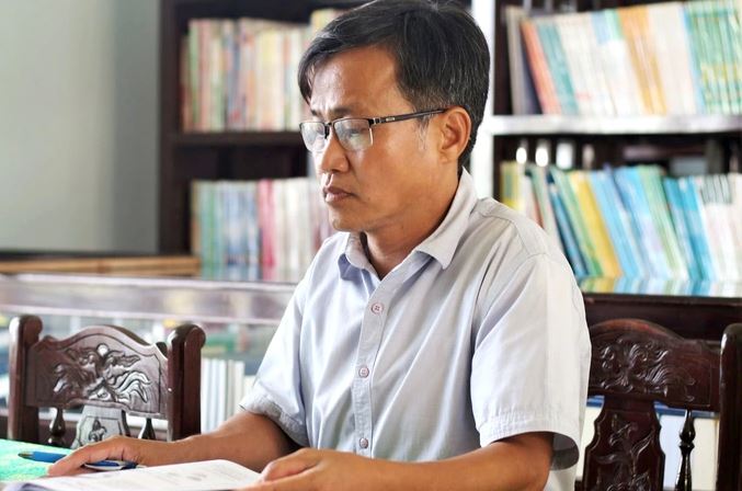 Thầy giáo Nguyễn Tấn Sinh, người thầy luôn tâm huyết với học sinh có hoàn cảnh khó khăn (Ảnh: Ngô Linh).