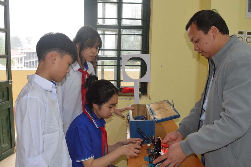 Thầy Nguyễn Trọng Nam (ngoài cùng bên phải) hướng dẫn học sinh nghiên cứu, chế tạo robot.