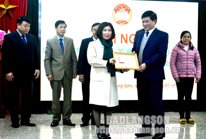 Đồng chí Nông Lương Chấn, Ủy viên Ban Thường vụ Tỉnh ủy, Chủ tịch Ủy ban MTTQ Việt Nam tỉnh  trao kỷ niệm chương cho các cá nhân