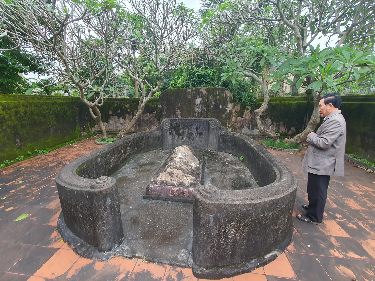 Lăng mộ của ông Hoàng Kế Viêm tại làng Văn La
