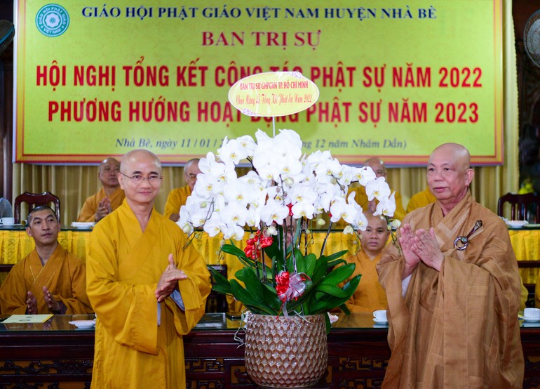 Ban Trị sự GHPGVN TP.HCM tặng hoa chúc mừng đến Ban Trị sự Phật giáo huyện Nhà Bè