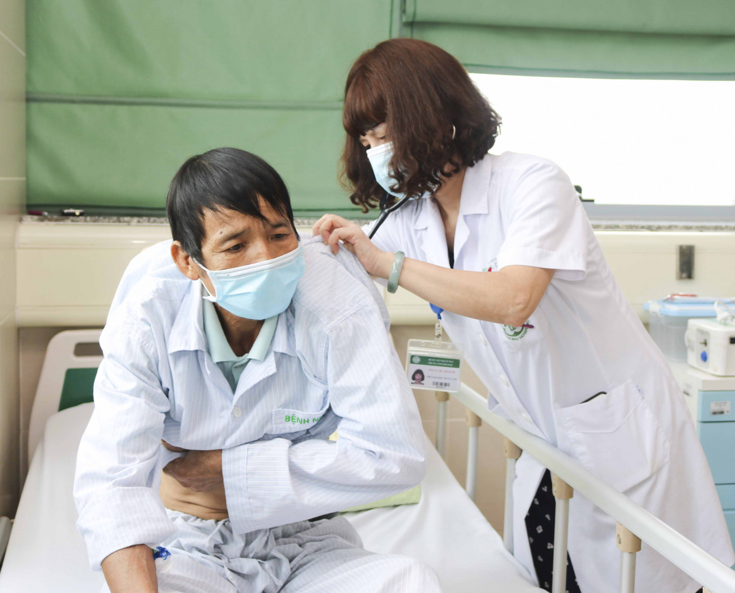 Bệnh nhân bị phổi tắc nghẽn điều trị tại BV Bạch Mai. Ảnh Bệnh viện Bạch Mai.