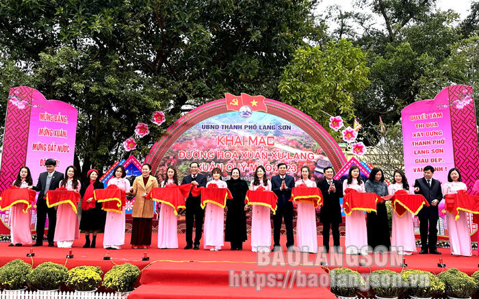 Lãnh đạo tỉnh, các sở, ngành, thành phố Lạng Sơn cắt băng khai mạc Đường hoa xuân Xứ Lạng